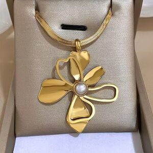 18K Gold plated Flower Pendant Necklace with Pearl Modern Floral Statement